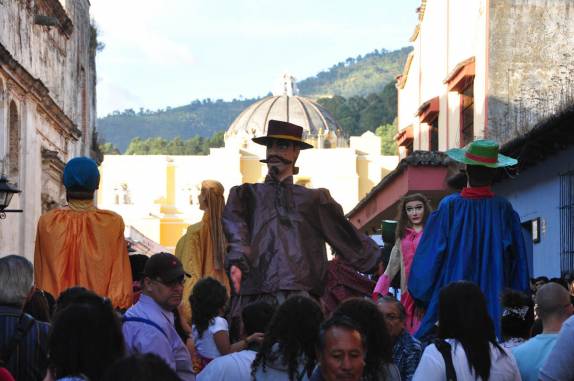 Bonecos gigantes dançam ao som de Marimba no centro de Antigua, na Guatemala, véspera de Ano Novo
